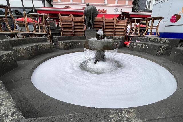 Das Wasser im Eselsbrunnen auf dem Unnaer Markt hat eine Schaumkrone.