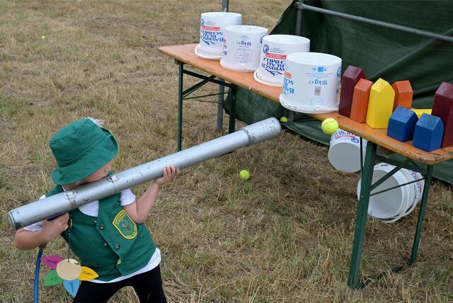 Mit einer ähnlichen Tennisball-Kanone wie dieser vom Kinderschützenfest im Nierstenholz in Werne schießen die Kinder in Ascheberg den Nachwuchskönig aus.