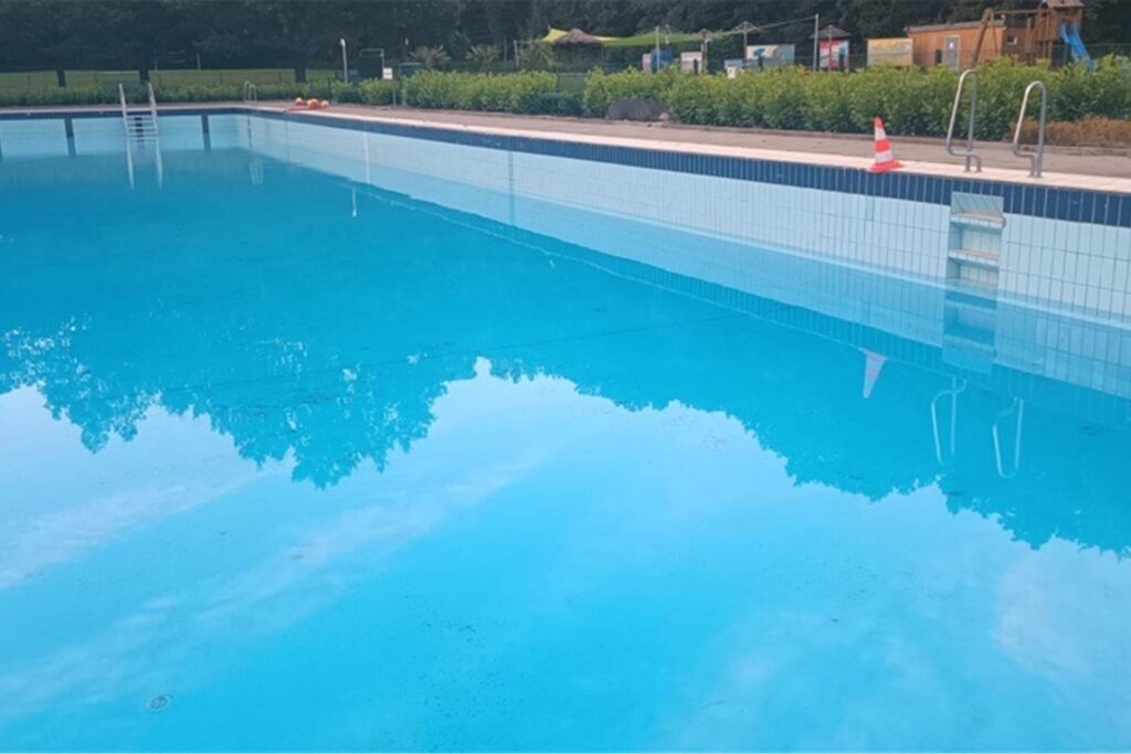 Im Becken des Freibads Dellwig ging bis Mittwochmorgen (19. Juli) der Wasserstand schon deutlich zur Neige. Im Becken des Freibads Dellwig ging bis Mittwochmorgen (19. Juli) der Wasserstand schon deutlich zur Neige.