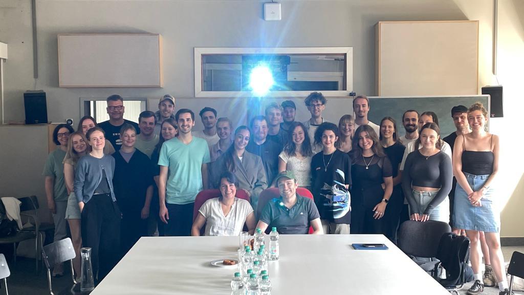 Sonja Hofmann und Max Biela (sitzend M.) besuchten die Studierenden der FH Dortmund, die Vorschläge für den neuen Trailer des Kinofests erarbeitet haben.