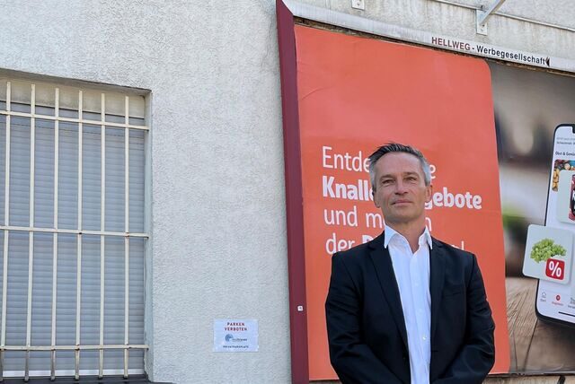Robert Brzezinski, Geschäftsführer von Projekt Bau Rundholz, vor Ort am Körner Hellweg. Die geschlossene Kult-Kneipe hinter ihm wird abgerissen.