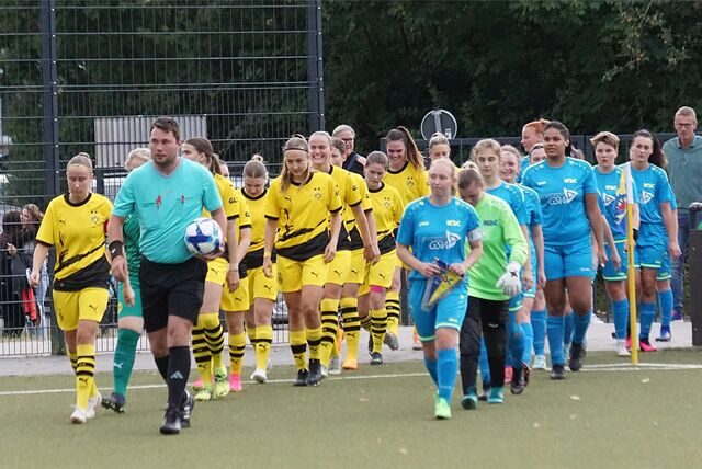 Schiedsrichter Shawn Gläser führte die beiden Teams des Kamener SC und des BVB auf das Spielfeld.