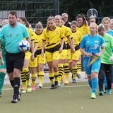 Schiedsrichter Shawn Gläser führte die beiden Teams des Kamener SC und des BVB auf das Spielfeld.