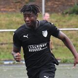 Ibrahim Diara treibt den Ball über das Spielfeld.