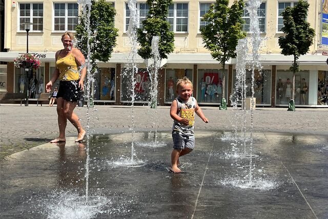 Der unbestrittene Star unter den Werner Innenstadt Brunnen ist das Wasserspiel auf dem Marktplatz (l.). Ursprünglich bei der Sanierung des Marktes gar nicht eingeplant, sorgte eine Bürgerinitiative für eine nachträgliche Installation des flachen Brunnens.