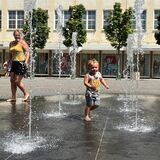 Der unbestrittene Star unter den Werner Innenstadt Brunnen ist das Wasserspiel auf dem Marktplatz (l.). Ursprünglich bei der Sanierung des Marktes gar nicht eingeplant, sorgte eine Bürgerinitiative für eine nachträgliche Installation des flachen Brunnens.