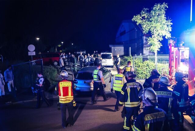 Einsatzkräfte der Feuerwehr und Polizei sind nach einer Familienfeier in im Einsatz.