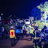 Einsatzkräfte der Feuerwehr und Polizei sind nach einer Familienfeier in im Einsatz.