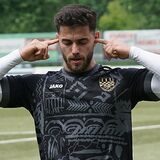 Serhat Yilmaz steckt sich die Finger in die Ohren.
