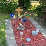 So sieht das Grab von Dominic auf dem Selmer Friedhof bislang aus. Bald soll ein durch viele Spenden finanzierter Grabstein dazu kommen.