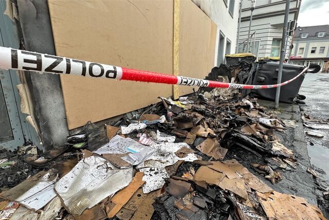 Brandstiftung in Unna: Müllcontainer brannten in der Nacht zum 15. Juli an der Gesellschaftsstraße/Ecke Bahnhofstraße. Die Polizei ermittelt.