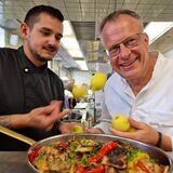 Die Schale der Zitrone macht’s: Die ätherischen Öle geben dem Hähnchen-Gericht die mediterrane Note. Günther Overkamp und Küchenchef Sascha Möller haben Sommerspaß in der Küche mit regionalen Produkten und mediterranen Rezepten.