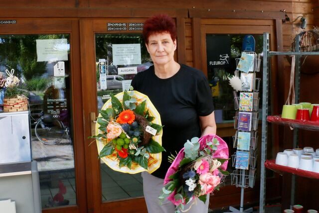 Klaudia Thiel präsentiert vor ihrem Geschäft am Rande des Südkamener Friedhofs frisch gebundene Blumensträuße. Aus gesundheitlichen Gründen muss die 56-jährige ihren Laden aufgeben. Gespräche mit potenziellen Nachfolgern laufen aber bereits.