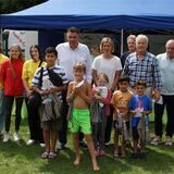 Am frühen Freitagnachmittag (21. Juli) hielt das Wetter noch: Landrat Mario Löhr zeichnete gemeinsam mit (hinten v.l.) Sandra Ruiz vom Bündnis für Familie im Kreis Unna, Alexander Loipfinger, Geschäftsführer der Stadtwerke Fröndenberg Wickede, Klaus Stindt vom Kreissportbund sowie Matthias Fischer, Geschäftsführer der UKBS, Kinder für ihre Teilnahme an der Aktion „Jedes Kind soll schwimmen lernen“ aus.