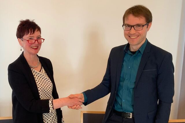 Der neue Kreisheimatpfleger (hier bei der Gratulation durch Silke Eilers vom Westfälischen Heimatbund) ist gelernter Historiker und Archäologe.