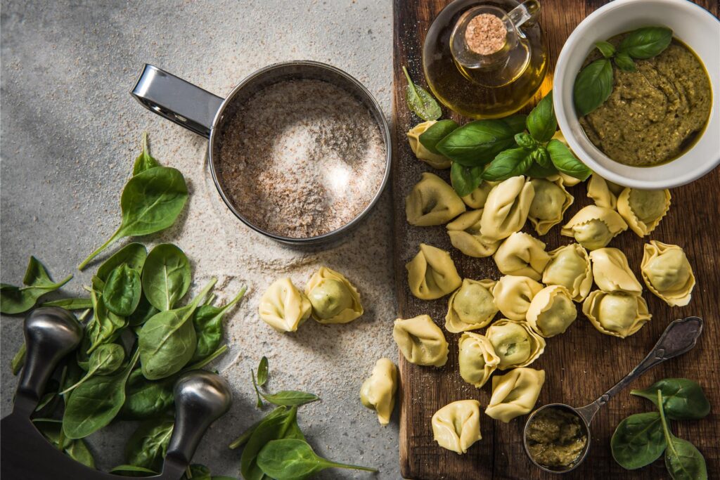 Tortellini mit Basilikumblättern und selbstgemachtem Pesto