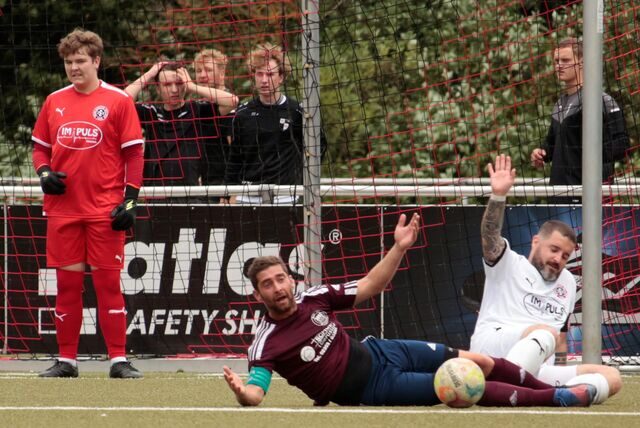Duell der beiden Kapitäne. Patrick Gambero sieht es ein: Sein Foulspiel gegen Billmerichs Manuel Schultz (M.) musste einen Elfmeter nach sich ziehen. Den verwandelte Simon Baehr zur 1:0.Gästeführung.