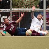 Duell der beiden Kapitäne. Patrick Gambero sieht es ein: Sein Foulspiel gegen Billmerichs Manuel Schultz (M.) musste einen Elfmeter nach sich ziehen. Den verwandelte Simon Baehr zur 1:0.Gästeführung.