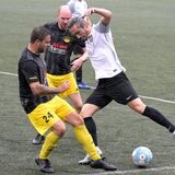 Schwerer Stand für BV Brambauers Fatih Gülec (r.), der hier gegen Ben Jendis und Philipp Klug (l.) in den Zweikampf muss.