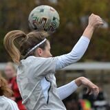 Eine Spielerin beim Kopfball.