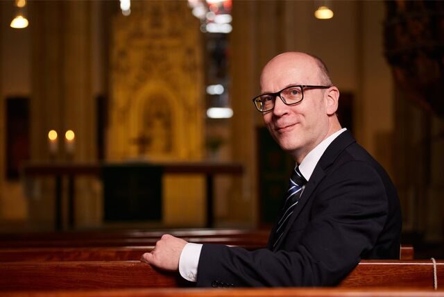 Der Superintendent in der Kirche.