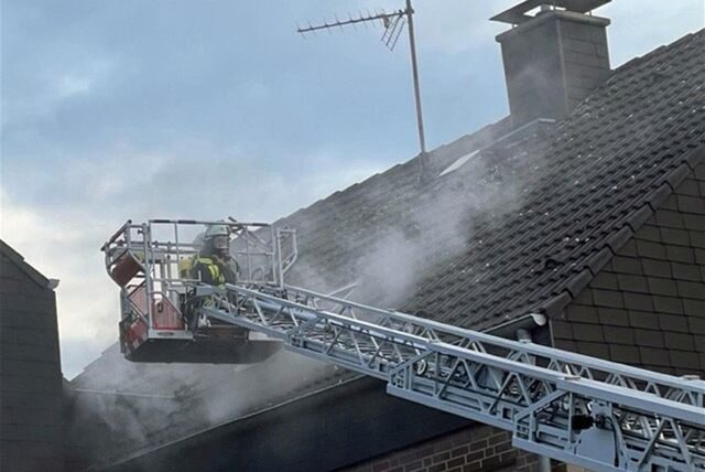Aus verschiedenen Fenstern steigt Rauch auf, als die Feuerwehr Selm am Montagabend zu einem Wohnungsbrand an der Eichendorffstraße ausrückt.