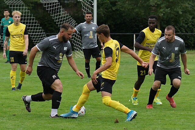 Jonas Zadach (M.) und der SV Langschede holten am vergangenen Sonntag beim Testspiel bei der SpVg Bönen ein 3:3.