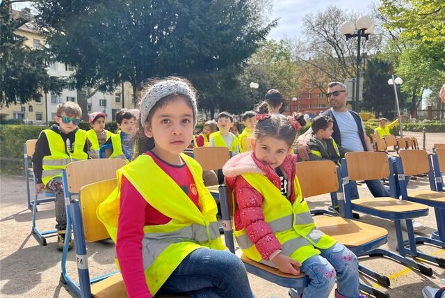 Aktion Leerer Stuhl: Auf dem Nordmarkt protestierten Kinder und Eltern in Mai 2023 gegen die Bildungsmisere im Dortmunder Norden, 400 Stühle blieben frei – für jedes Kind, das in Dortmund nicht zur Schule gehen darf, einer.