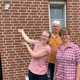Julia (v. l.), Guido und Claudia Närdemann weisen mit Nabu-Vorsitzender Doro Knepper-Wollny auf das Schwalben-Willkommen-Schild an ihrem Haus.