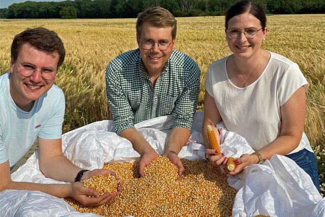 Christina (v. r.) und Christoph Selhorst konnten Johannes Austermann vom Scala Filmtheater von ihrem münsterländer Popcorn-Mais überzeugen. Den gibt es jetzt auch beim Open-Air-Kino am Schloss Nordkirchen.