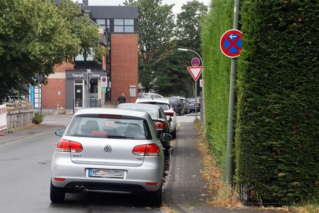 Ein absolutes Haltverbot herrscht seit dem 18. Juli in der Straße Am Holl in Bergkamen. Autofahrer ignorieren das derzeit noch.