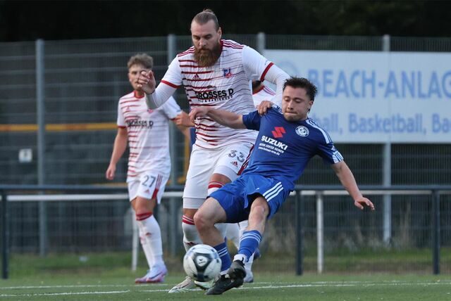Holzwikckedes Eduardo Hiller (blaues Trikot) setzt sich hier gegen Bövinghausens Jeron Al-Hazaimeh durch.