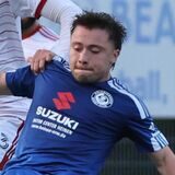 Holzwikckedes Eduardo Hiller (blaues Trikot) setzt sich hier gegen Bövinghausens Jeron Al-Hazaimeh durch.