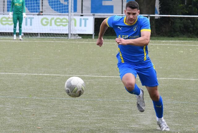 Ahmed Ersoy sprinten dem Ball hinterher.