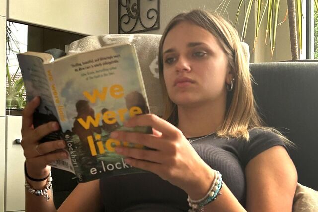 Rieke Kreutzkamp liest ein englisches Buch