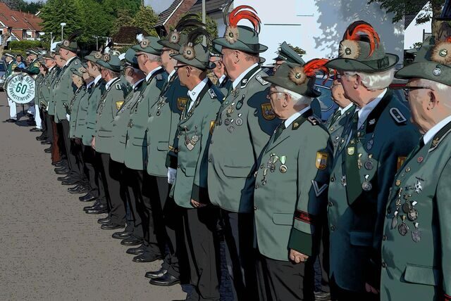 Antreten zum Schützenfest (hier ein Archivfoto). Der Verein Lütkeheide lädt zum Fest mit Vogelschießen am Samstag, 19. August 2023.