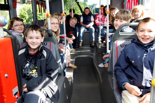 Schüler einer Grundschule in Bergkamen sitzen in einem Bus der VKU Kreis Unna