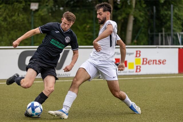 Der Königsborner SV – hier mit Baran Müldur (r.) – setzte sich am Ende mit 4:1 gegen die SpVg Hagen 1911 durch.