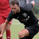 Dominic Schmidt (M.) ist umzingelt von Brackeler Gegenspielern, hat den Ball am Fuß.