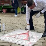 Auch Landrat Mario Löhr sprühte einen Warnhinweis auf den Boden in der Innenstadt.