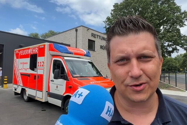 Sanitäter Marcel Kuhn freut sich besonders über den Komfort der neuen Rettungswache.