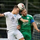 Der Holzwickeder SC (grünes Trikots) gewinnt gegen den FC Brünninghausen und zieht ins Finale des Hecker-Cups ein.