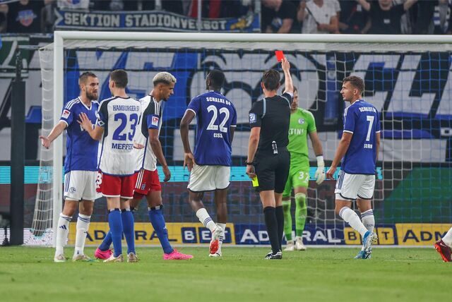 Ibrahima Cissé sieht in Hamburg die Gelb-Rote Karte.