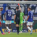Ibrahima Cissé sieht in Hamburg die Gelb-Rote Karte.