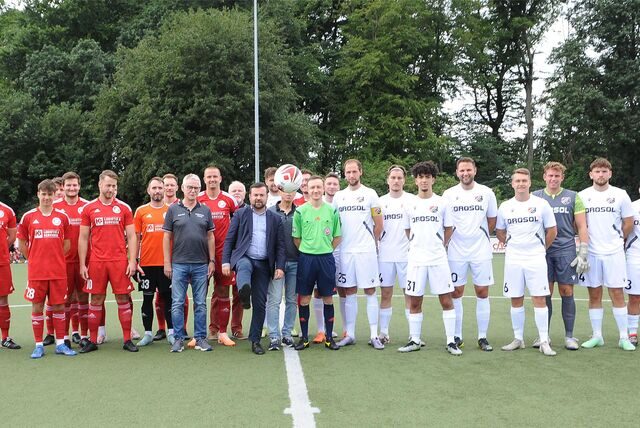 Mit dem symbolischen Anstoß eröffnete Bürgermeister Dimitrios Axourgos vor dem ersten Gruppenspiel zwischen dem SC Berchum/Garenfeld (re.) und dem Geisecker SV die Schwerter Fußball-Stadtmeisterschaft 2023 in Garenfeld.