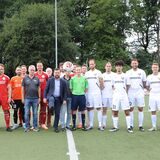 Mit dem symbolischen Anstoß eröffnete Bürgermeister Dimitrios Axourgos vor dem ersten Gruppenspiel zwischen dem SC Berchum/Garenfeld (re.) und dem Geisecker SV die Schwerter Fußball-Stadtmeisterschaft 2023 in Garenfeld.