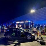 Rettungskräfte sichern eine nächtliche Unfallstelle auf der Autobahn 43. Im Vordergrund steht ein Unfallwagen, im Hintergrund sind Feuerwehrautos mit Blaulicht zu sehen.