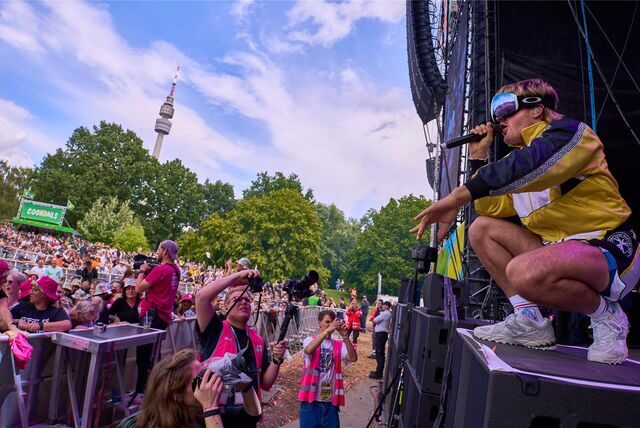 Ski Aggu auf der Bühne des Juicy Beats 2023 in Dortmund mit dem Florianturm im Hintergrund