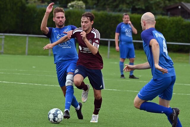 Zwei Nordbögge-Spieler können Billmerichs Lorenz Schulte (M.) in dieser Szene nicht aufhalten.