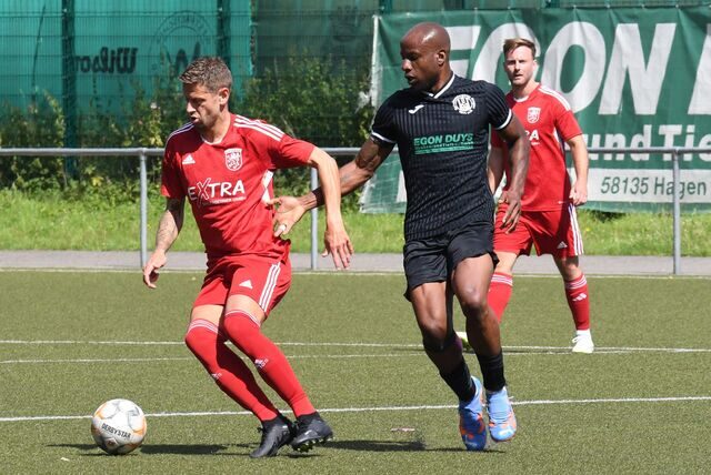 Marcel Reichwein schirmt den Ball vor seinem Gegenspieler ab.